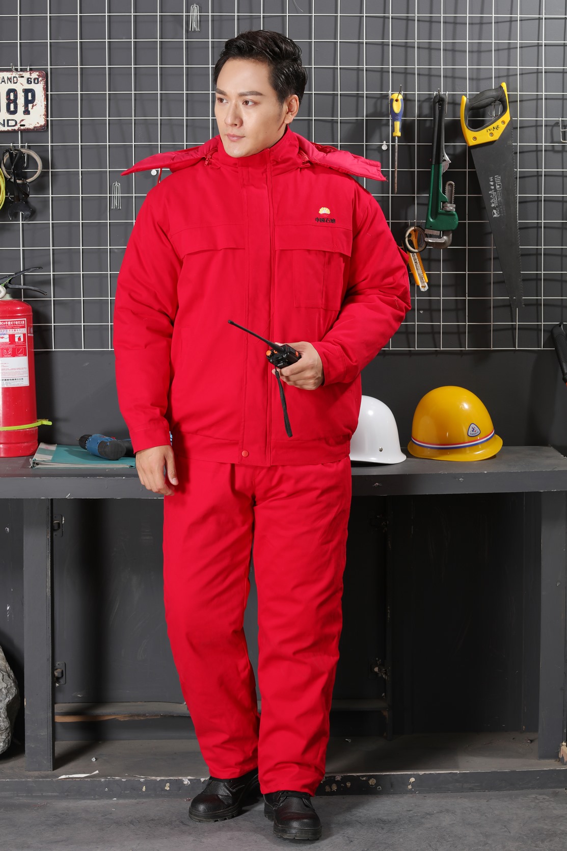 農(nóng)民穿工作服下田